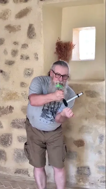 Denis présente un outil de géobiologie